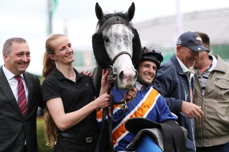 Amaana und das Sieger-Team