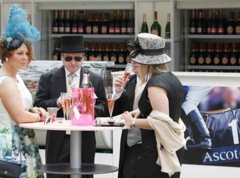 GB - Jockey Club hebt Kleiderordnung teilweise auf