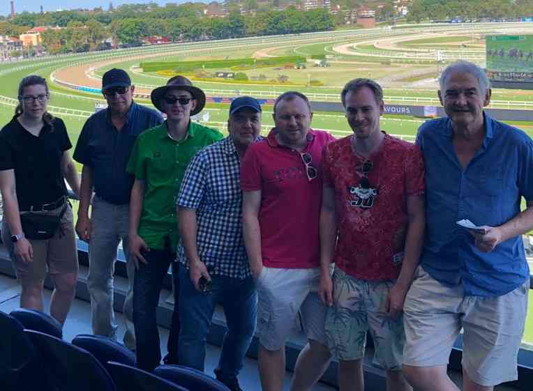 Hubertus Diers (re) mit Reisegruppe in Randwick