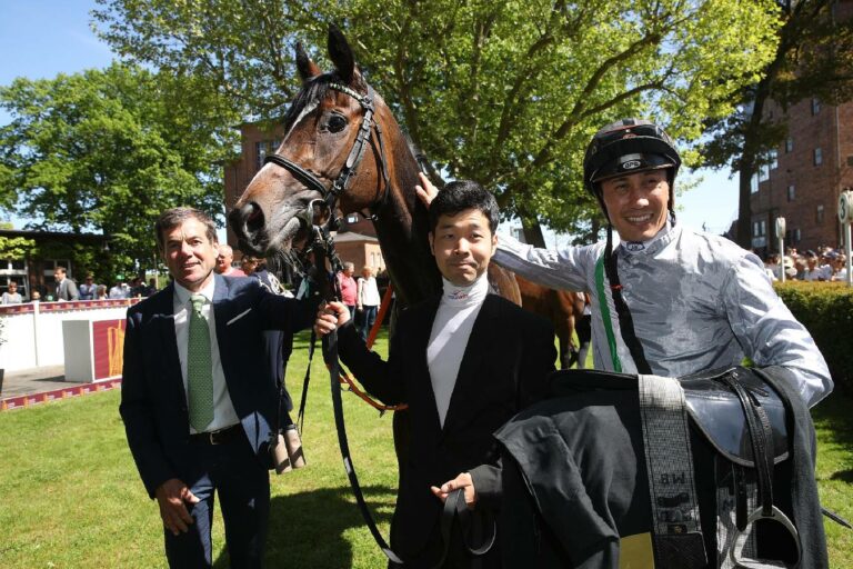 Iraklia nach ihrem Sieg in Hoppegarten