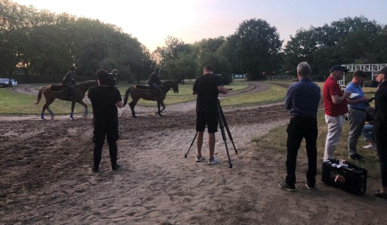 Die anwesende Presse beobachtet die Morgenroutine