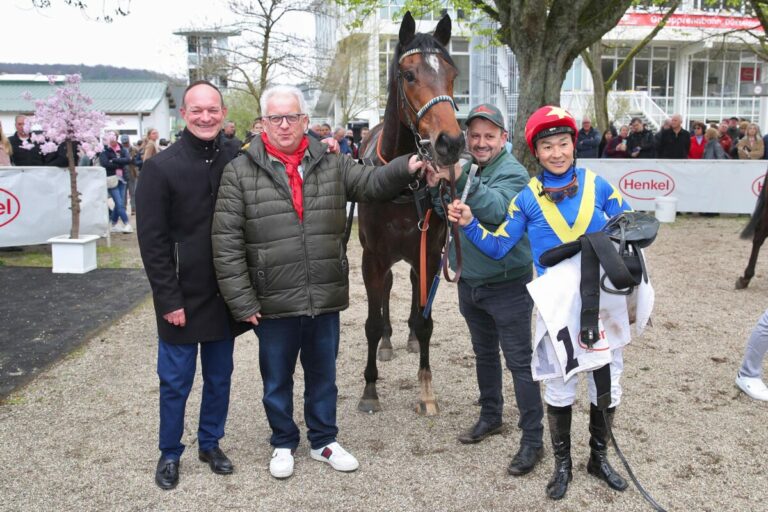Rennpferd Stay First siegt unter Jockey Bayarsaikhan Ganbat, Trainer Sascha Smrczek (links)
