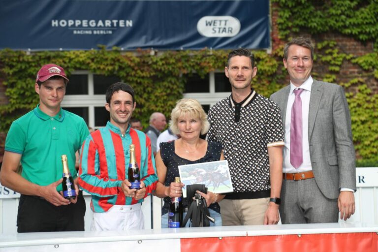 Daniel Paulick (li.) nach dem Sieg von Manjaro in Hoppegarten