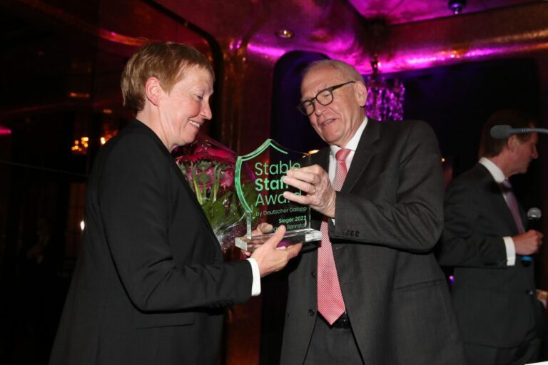 Christa Germann bekommt von Dr. Michael Vesper den Stable Staff Award übergeben
