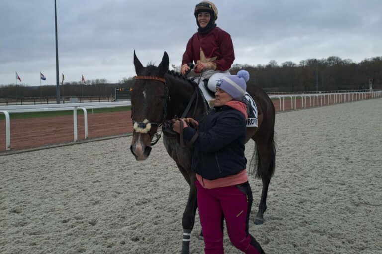 Glorious Bay siegt für Riehl und Marian Weißmeier – Erster deutscher Mons-Sieg