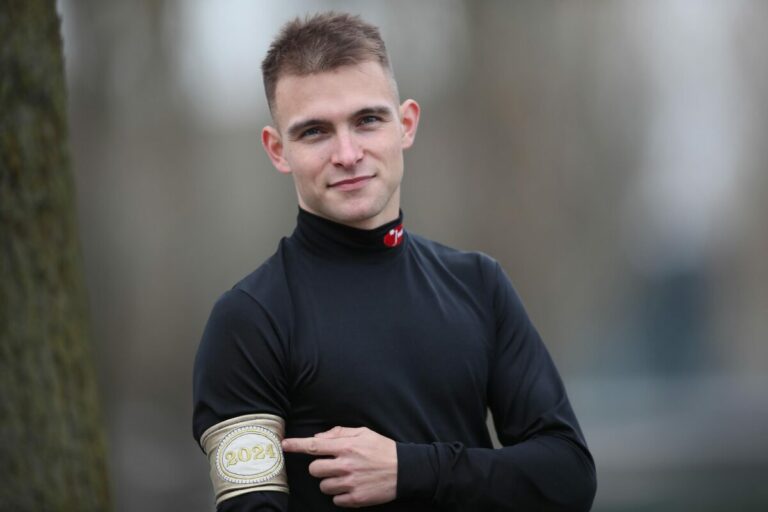 Das Objekt der Begierde: Thore Hammer-Hansen mit der goldenen Armbinde im Jahr 2024