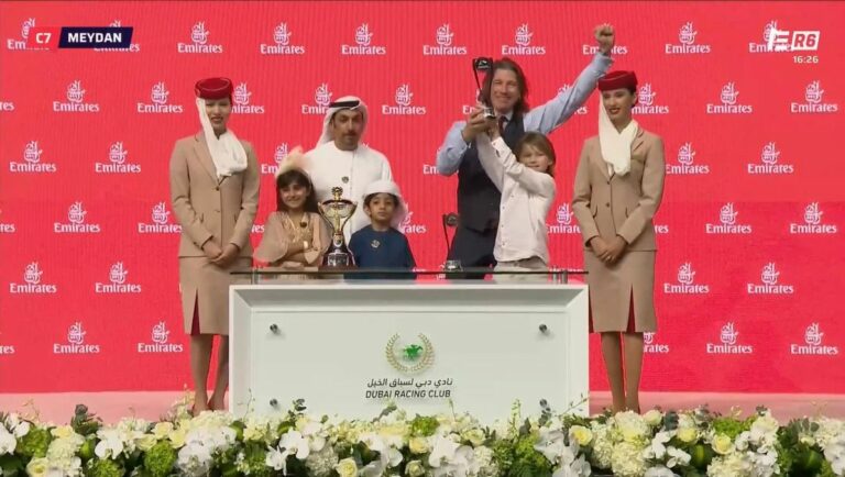 Nicolas und Sohn Charles Caullery stämmen gemeinsam den Siegerpokal in die Luft (Foto: Privat)