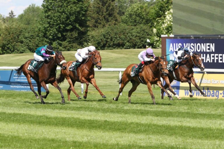 Lady Roche (li.) beim "Sieg" von Storm Kodi (2.v.re)