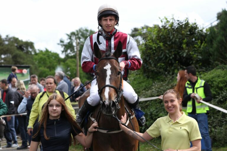 Henrietta Black nun Siegerin – Favoritin Nana Princess im Pech