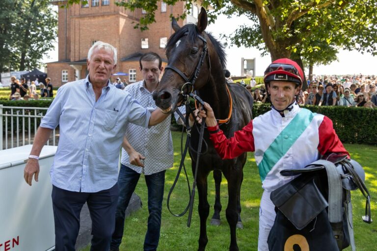 Backes nach dem Sieg in Hoppegarten