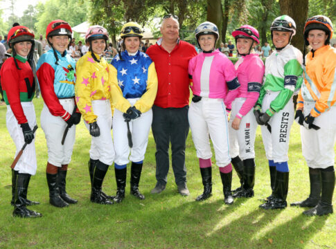 Hoppegarten, Trainer Frank Fuhrmann mit seinen acht Reiterinnen im Fegentri World Championship for Lady Riders