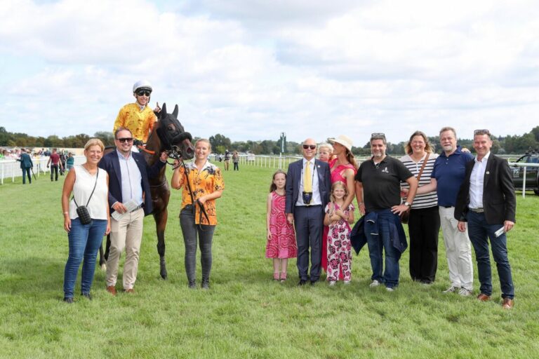 Freibier sorgte für gute Stimmung in Iffezheim – Sixt mit erstem Baden-Sieg