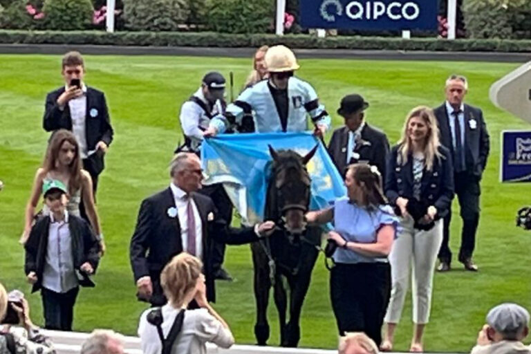 Bauyrzhan Murzabayev gewinnt erstmals ein Rennen beim Shergar Cup