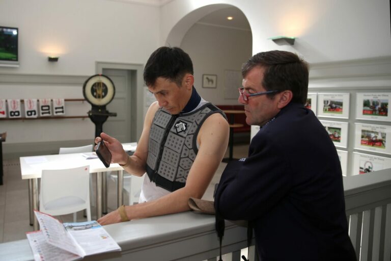 Bauyrzhan Murzabayev und Peter Schiergen (v.li.)