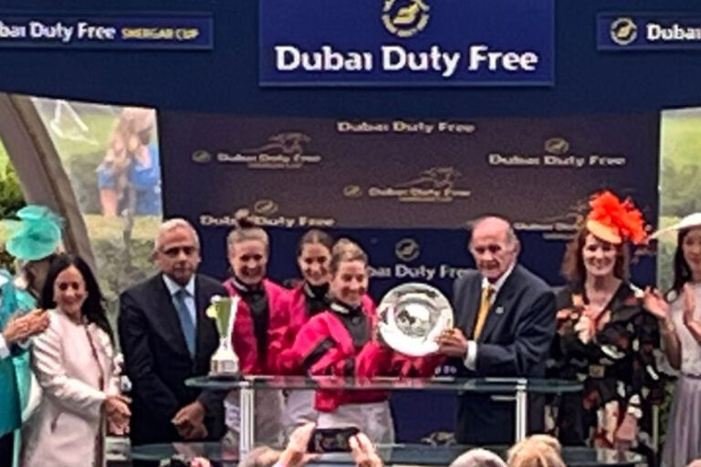 Das Team Ladies feiert den Gesamtsieg beim Shergar Cup