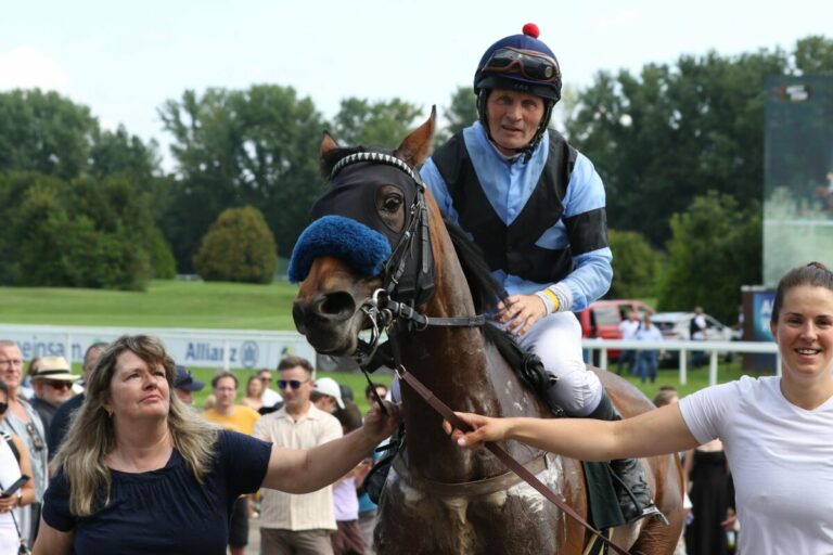 Schwarz Blau siegt unter Kevin Woodburn