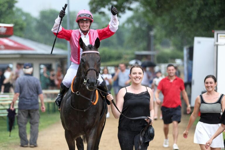 Esther Ruth Weißmeier bei Jockey-Wettkampf in Spanien