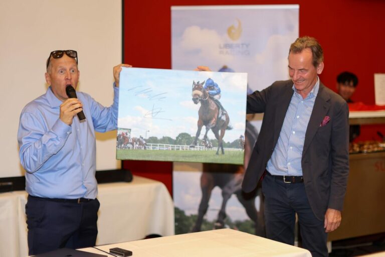 Jacobs kauft signiertes Palladium-Bild: 2000 für Jockey-Unterstützungskasse