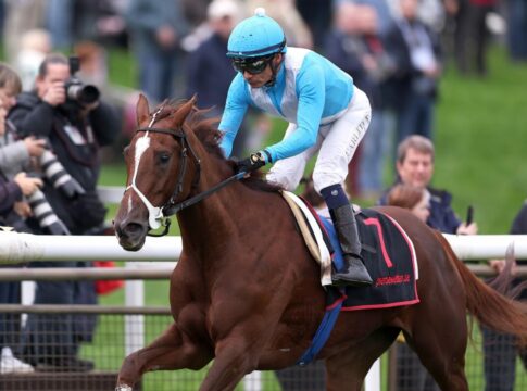 Ultima siegt unter Carlos Lopez im Arqana Herbst-Stuten-Preis – Gr.3