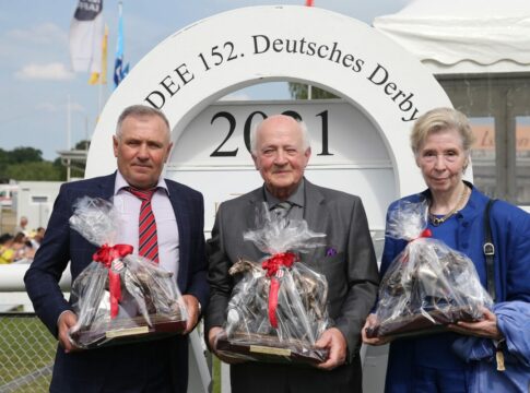 Waldemar Hickst, Jrgen Imm und Ursula Imm nach dem zweiten Platz von Alter Adler im IDEE 152. Deutsches Derby, Gr.1