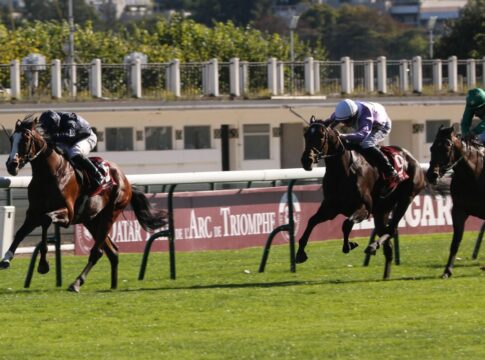 Place Fontenoy (2.v.li.) bei ihrem zweiten Platz in ParisLongchamp