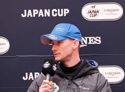 Rene Piechulek bei der Pressekonferenz in Tokio Foto: galoppfoto.de