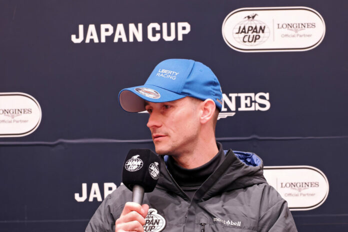 Rene Piechulek bei der Pressekonferenz in Tokio Foto: galoppfoto.de