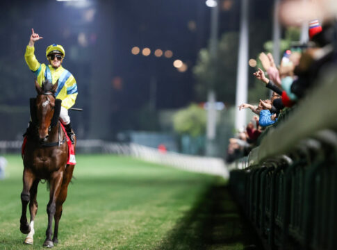 Zac Purton feiert seine Sechserserie (Hong Kong Jockey Club)