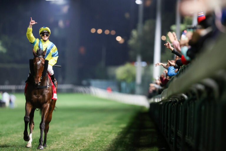 Zac Purton feiert seine Sechserserie (Hong Kong Jockey Club)