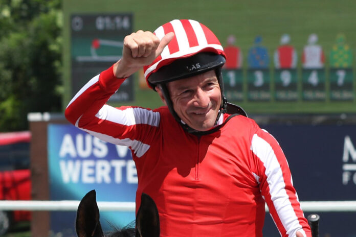 Adrie de Vries in den Farben von Victorious Racing