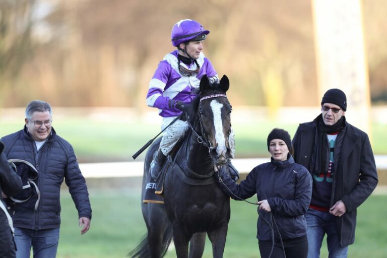 Aito gewinnt sein erstes Rennen für Jörg Hartmann