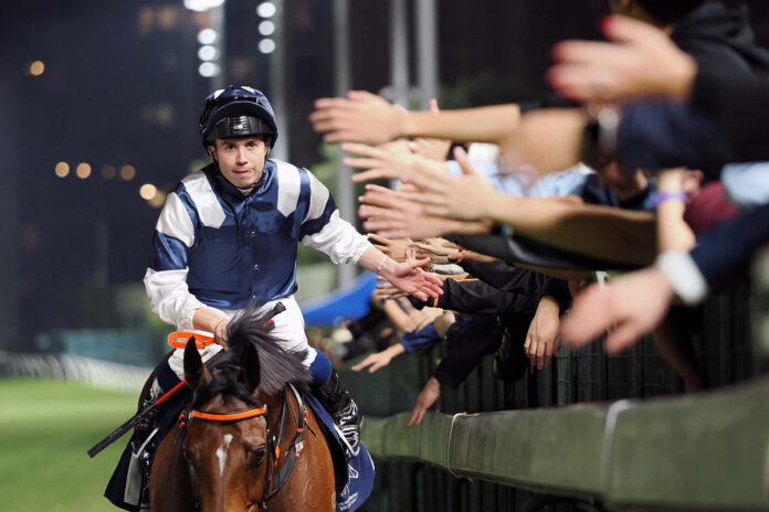 Mickael Barzalona nach dem Sieg auf Sergeant Pepper Foto: hkjc.com