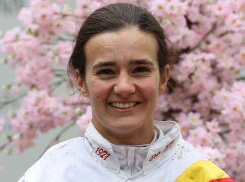 Anna van den Troost im Portrait am 16.04.2023 beim Kirschblüten-Renntag in Düsseldorf