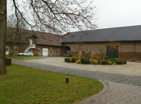 Innenhof der Pferdeklinik Bur Mggenhausen