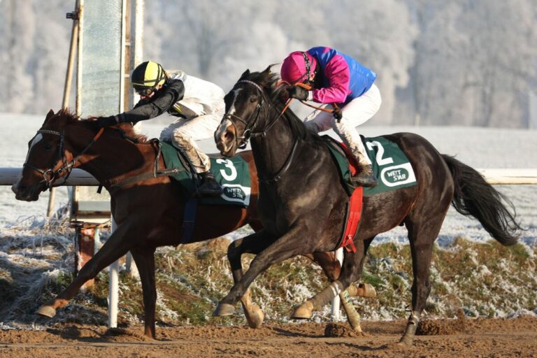 Zielfoto zum Auftakt: Woody Wood setzt sich unter Ricupa knapp durch