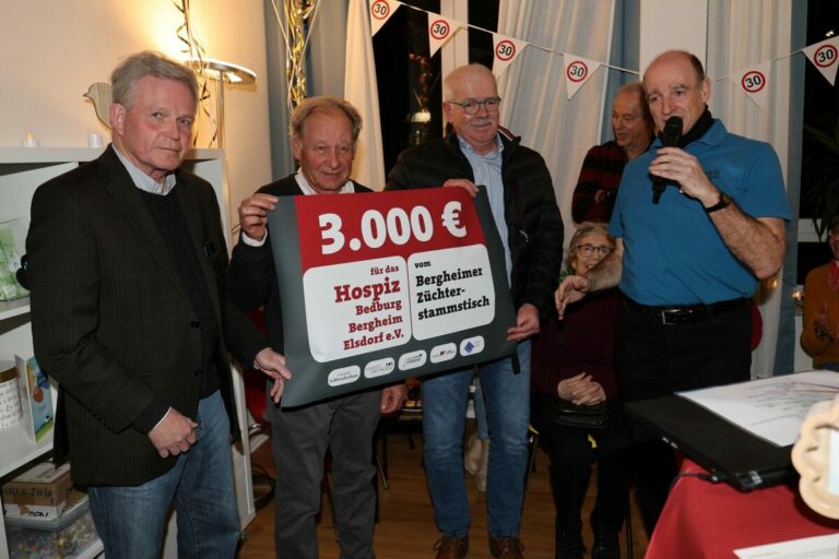 3.000 Euro-Spende von der Hengstpräsentation überreicht