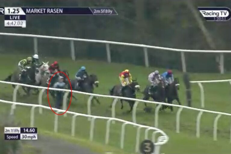 Knapp am Unfall vorbei: Reiter joggt auf der Rennbahn