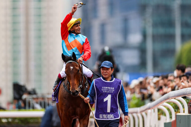 Ka Ying Rising nach dem Sieg im The Queen's Silver Jubilee Cup Foto: hkjc.com
