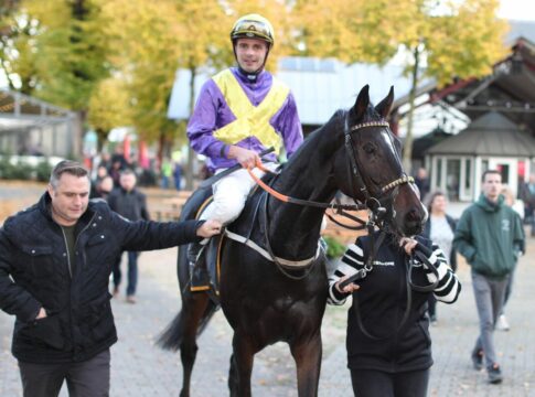 Kevin Braye im Sattel von Walid mit Trainer Gerald Geisler (li.)