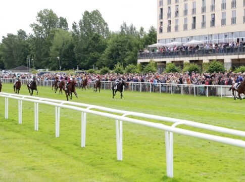 Hamburg, Fantastic Moon (rechts) mit Rene Piechulek gewinnt das 154. IDEE Deutsches Derby