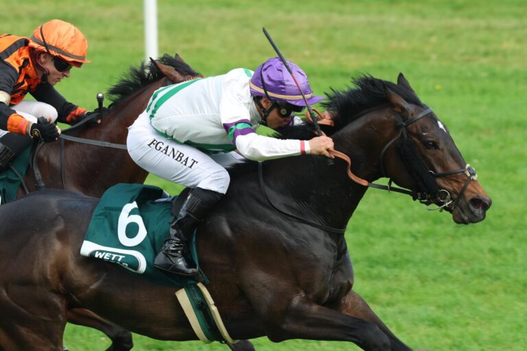 Backes gibt ein Bützje – Smrczek gewann mit der Oma mit Grewe im Sattel