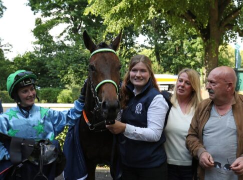 Matilda siegt unter Frida Valle-Skar in den Coolmore City Of Troy German 2000 Guineas, Gr.2