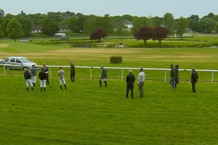 Jane Garfield weggerutscht – Beratung über weiteren Ablauf des Renntages