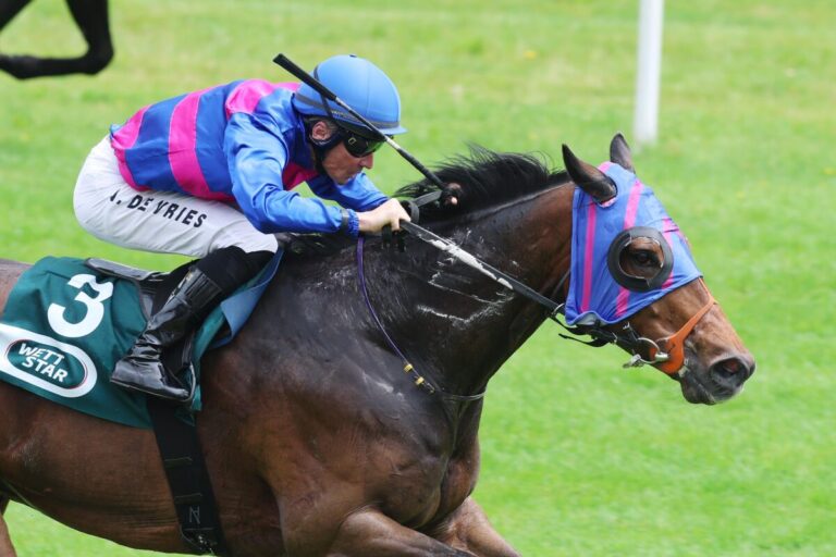 De Vries legt los wie die Feuerwehr – Zwei Rennen, zwei Siege