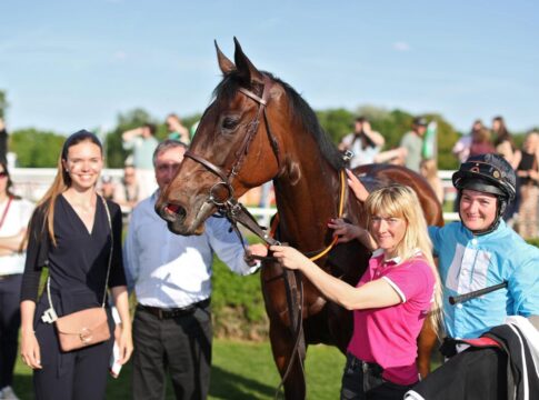 Tex Lot nach Stallwechsel wie verwandelt - "Hatten entspanntes Rennen" Tex Lot siegt unter Lilli-Marie Engels