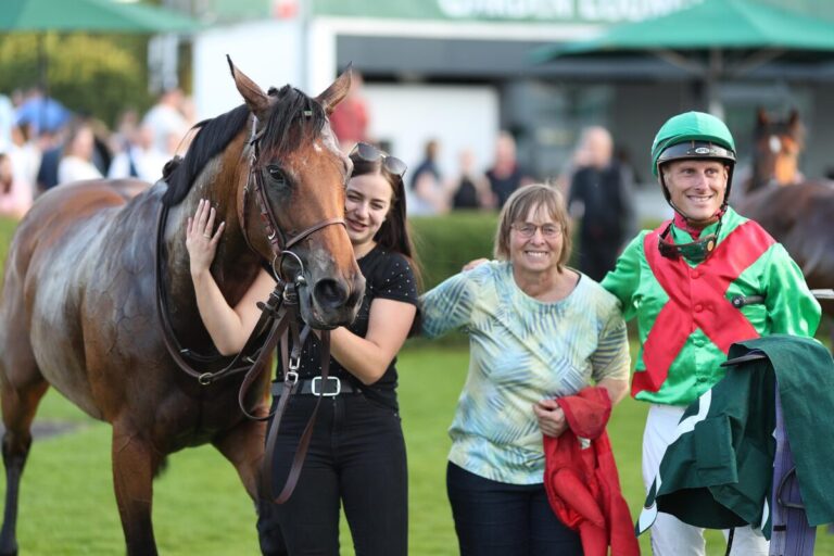 Ersatzjockey, Order umgeschmissen, verwandelt – Seidl gewinnt mit Kadjar