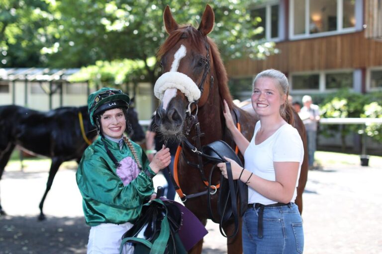 Erster Profi-Ritt, erster Sieg – Nina Baltromei mit „Best Buddie“ Murray vorne