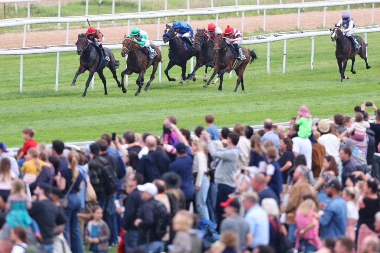 Am Freitag: Nach Konzerten jetzt wieder Galopprennen in Köln