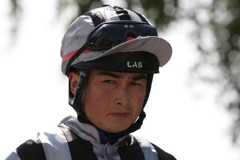 Esentur Turganaaly Uulu neuer Azubi am Asterblüte-Stall