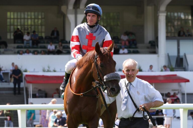 Auf seiner Bahn: Andrasch Starke führt Gesa zum Ausgleich II-Sieg